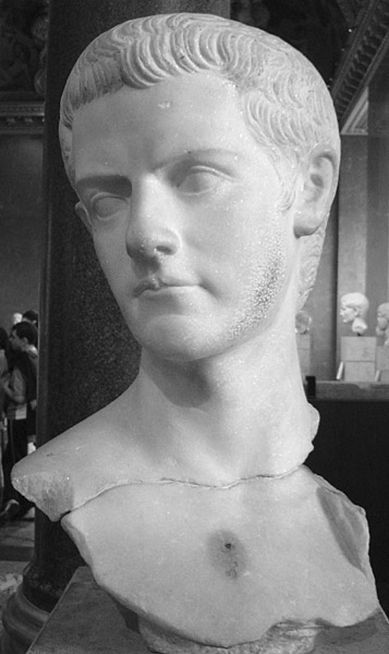 تمثال لرأس كاليجولا في متحف اللوفر