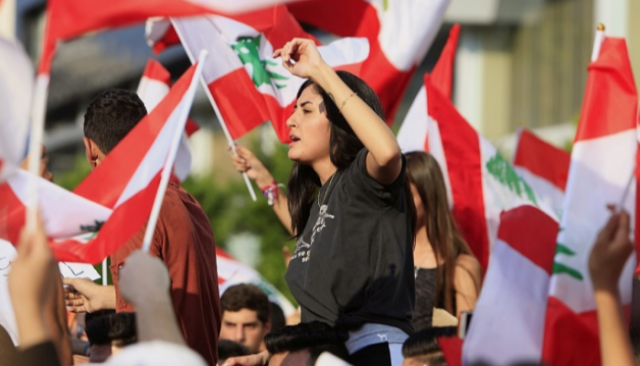 نساء يقدن مظاهرات في لبنان