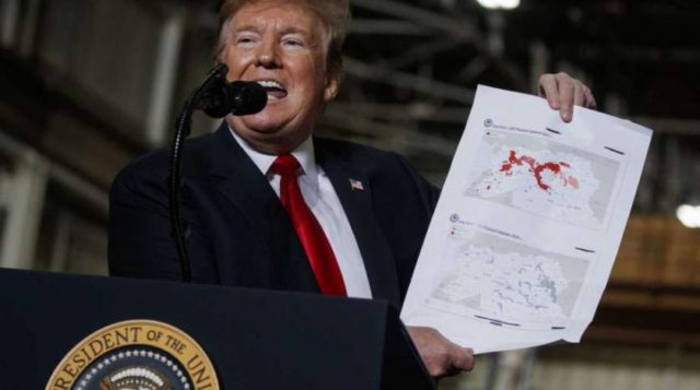 ترامب يرفع رسمًا بيانيًا يوثق خسارة داعش للأراضي في العراق وسوريا عام 2019