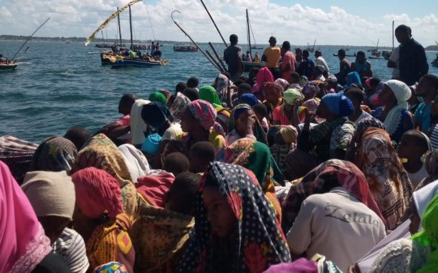السكان يفرون من مدينة موسيمبوا دا برايا شمال موزمبيق عن طريق البحر بعد استيلاء داعش عليها 