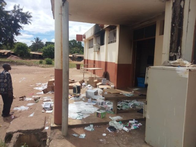 أثار الدمار في قرية أواس شمال موزمبيق بعد أن دخلها داعش