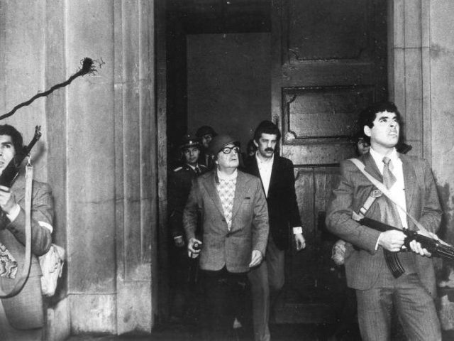 سلڤادور الليندي أثناء هجوم المتمردين على القصر الرئاسي ورفضه الهرب أو الاستسلام