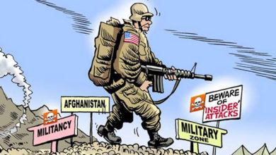 كاريكاتير لجندي من الناتو يلتف حول نفسه خوفًا من هجمات (الأخضر على الأزرق) في أفغانستان