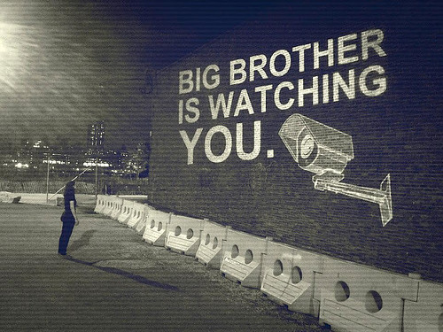 الأخ الأكبر يراقبك