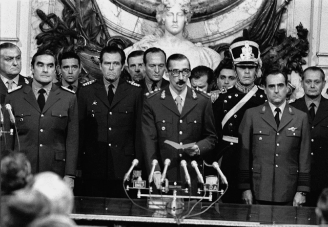 خورخي رافائيل فيديلا ينصب نفسه كرئيس للأرجنتين بعد انقلاب 1976 العسكري