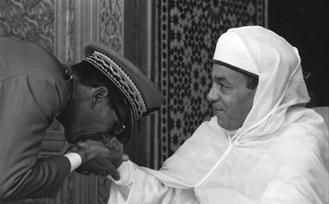 محمد أوفقير يقبل يد الملك الحسن الثاني