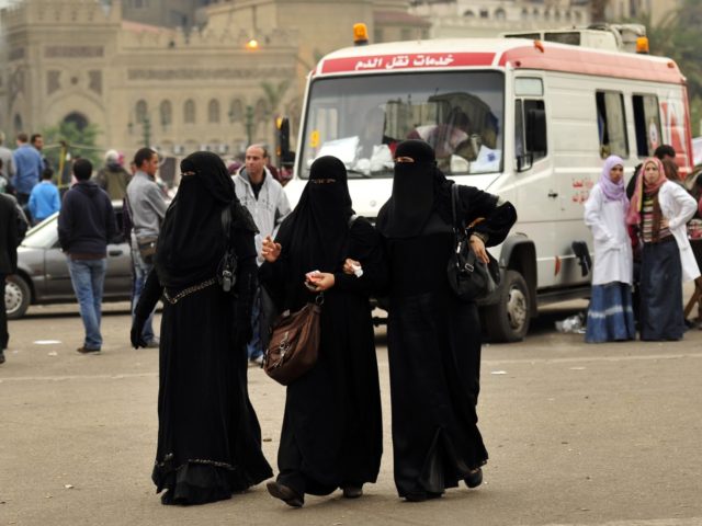 فتيات يرتدن النقاب في جامعة القاهرة