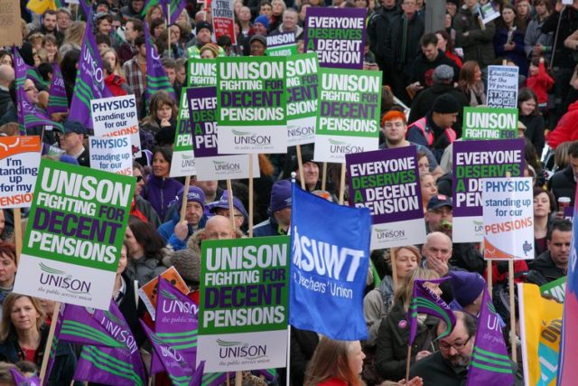 عمال القطاع العام في ليدز يضربون عن العمل بسبب تغييرات في معاشات التقاعد من قبل حكومة المملكة المتحدة 
