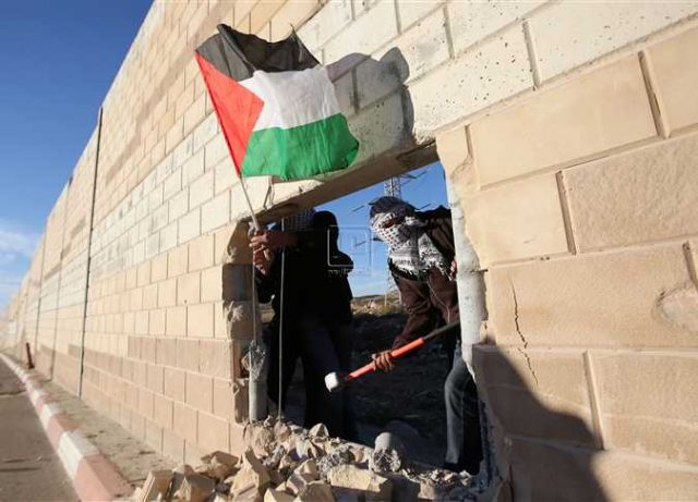 محاولات الفلسطينيين لاختراق جدار الفصل العنصري