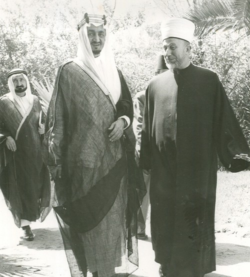 أمين الحسيني مع الملك فيصل بن عبد العزيز آل سعود.