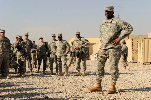 لويد أوستن يتحدث إلى جنوده في العراق