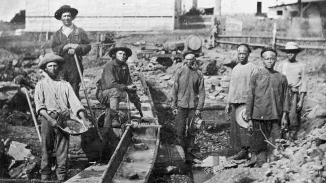 عمال مناجم اسيويون