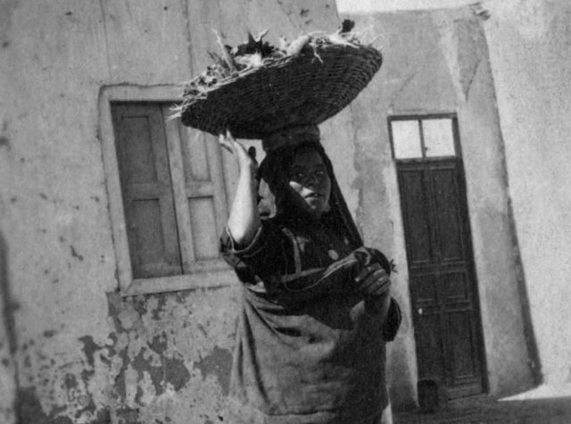 بائعة متجولة من صعيد مصر سنة 1917 م 