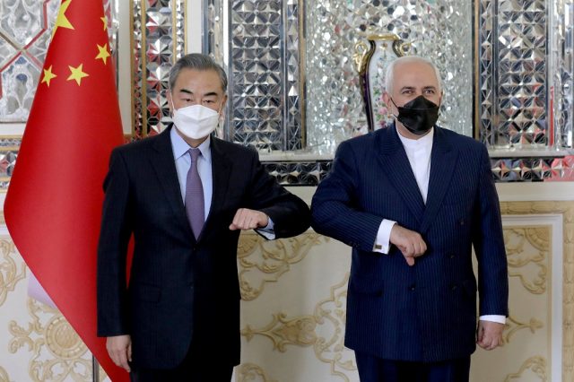 وزير الخارجية الإيراني محمد جواد ظريف ونظيره الصيني وانغ يي 