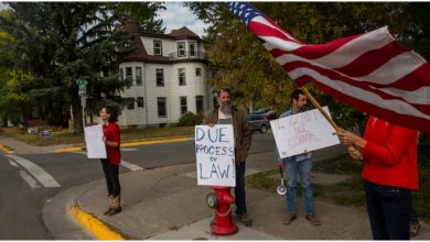 مجموعة ليبرالية تحتج على ارتداء الأقنعة بالقرب من محكمة بوزمان خلال التصويت المبكر في الانتخابات الأمريكية