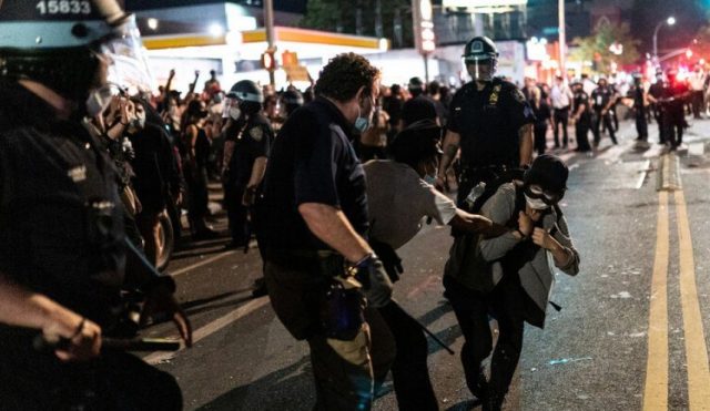 تعامل الشرطة الأمريكية مع الاحتجاجات