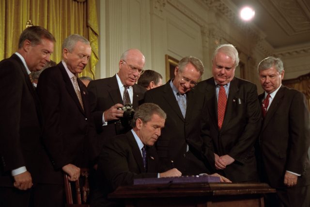 بوش يوقع على وثيقة قانون باتريوت