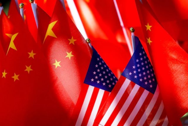 عرض العلمين الأمريكي والصيني معًا في بكين عام 2018