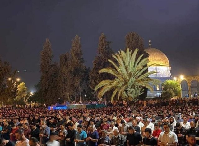 تجمع الفلسطينيين في المسجد الاقصي للصلاة ثم التظاهر بعدها من اجل اهالي حي الشيخ جراح