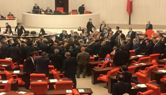 اشتباكات بين الحزب الحاكم والحزب المعارض في تركيا