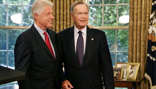 جورج بوش الأب وكلينتون