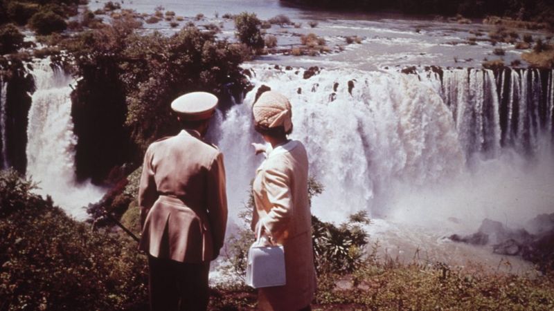 إليزابيث الثانية ملكة بريطانيا الحالية برفقة امبراطور إثيوبيا الراحل هيلا سيلاسي عن منبع النيل الأزرق خلال زيارة للملكة إلى إثيوبيا في شهر فبراير عام 1965
