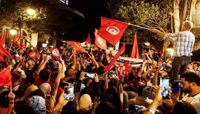 احتفالات تونس بعد قرارات قيس سعيد 