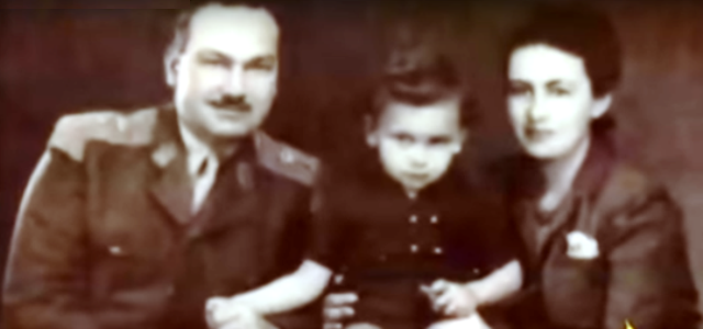 أحمد عبد العزيز مع زوجته وأبنه