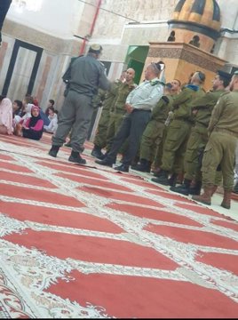 جنود الاحتلال الإسرائيلي يدنسون صحن المسجد الإبراهيمي