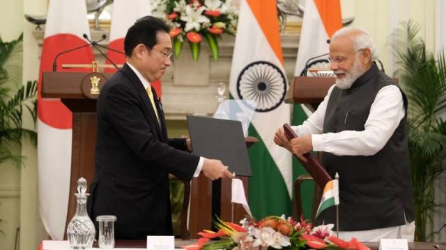 رئيس الوزراء الياباني فوميو كيشيدا، ورئيس الوزراء الهندي ناريندرا مودي