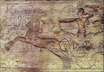 نقش داخل معبد أبو سمبل يوضح الملك "رمسيس الثاني" معتليًا عجلته الحربية في معركة قادش
