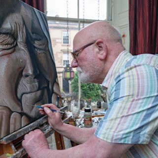 روبرت ماكنيل يرسم إحدى لوحات سربرينتشا