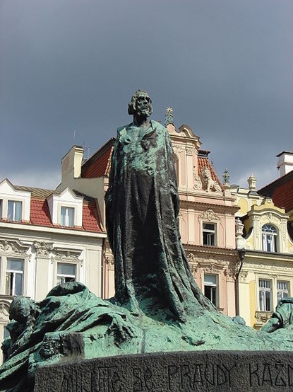  تمثال العالم والفيلسوف جان هس في قلب الميدان الذي شهد إحراقه مع كتبه في قلب العاصمة التشيكية براغ