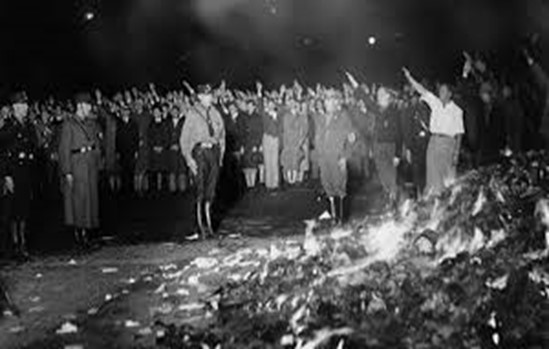 طلاب جامعة برلين يحرقون الكتب بدعوى عدائها للروح الألمانية مايو1933