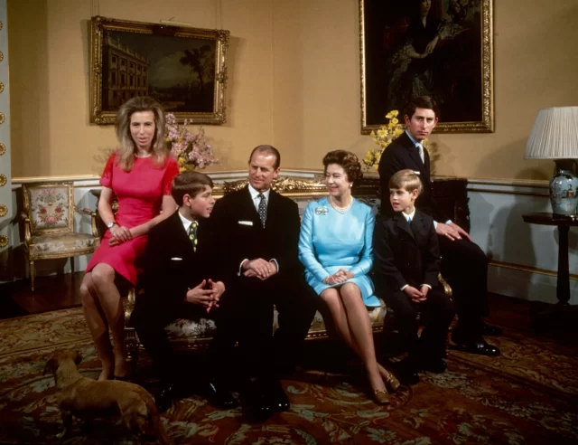 أفراد من العائلة المالكة - (من اليسار) الأميرة آن ، والأمير أندرو ، والأمير فيليب ، والملكة إليزابيث الثانية ، والأمير إدوارد ، والأمير تشارلز - يقفون لالتقاط صورة في قصر باكنغهام عام 1972.