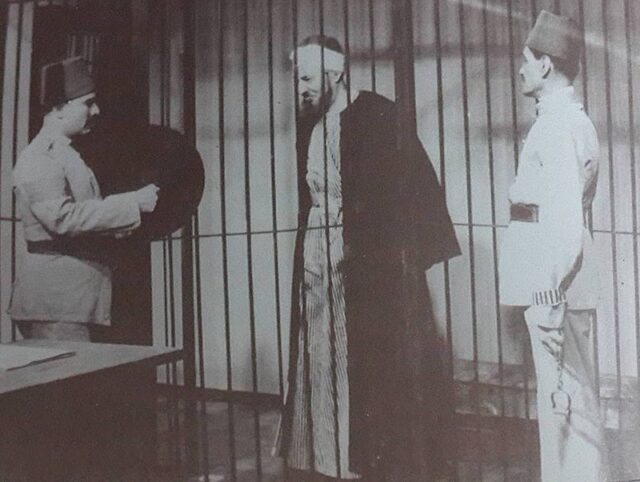 نجيب الريحاني على المسرح سنة 1927م وهو يُؤدّي شخصيَّة كشكش بك