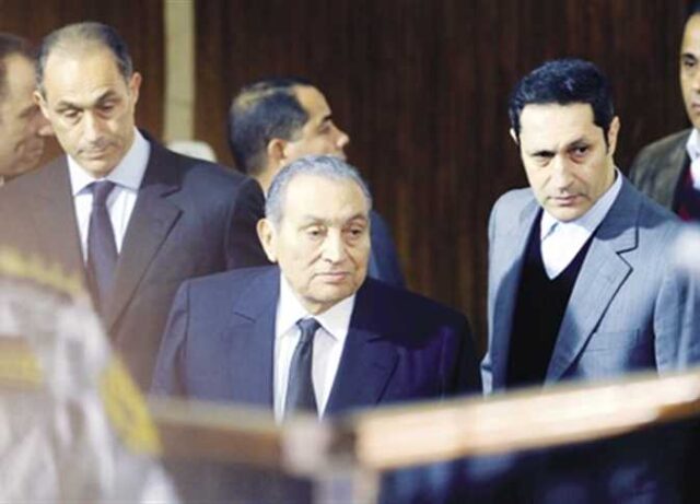 جمال مبارك برفقة والده وعلاء مبارك